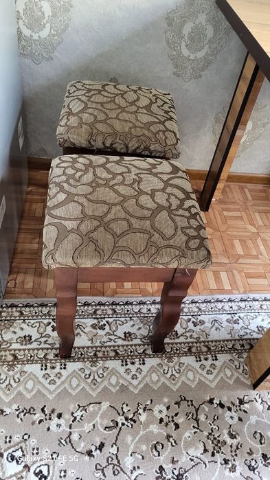 Куханый стол со стульями