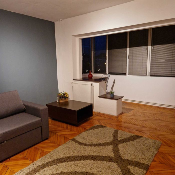 Inchiriez apartament 2 camere, decomandat.