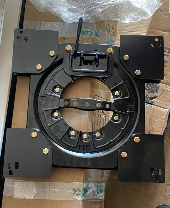 Въртяща основа за седалка на бус кемпер