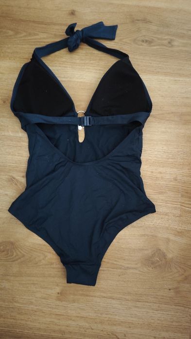 Бански различни и Парео дантела .