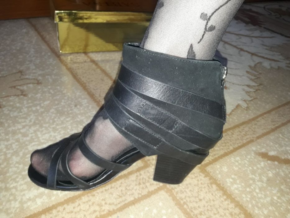 Продам       босоножки     черные 37 р.р.