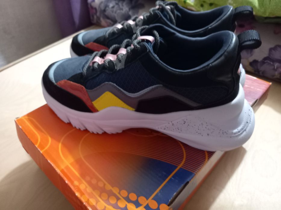 Кроссовки женские