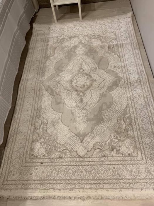 Модерен килим в бяло бежовата  гама цвят крем  противоалегичен