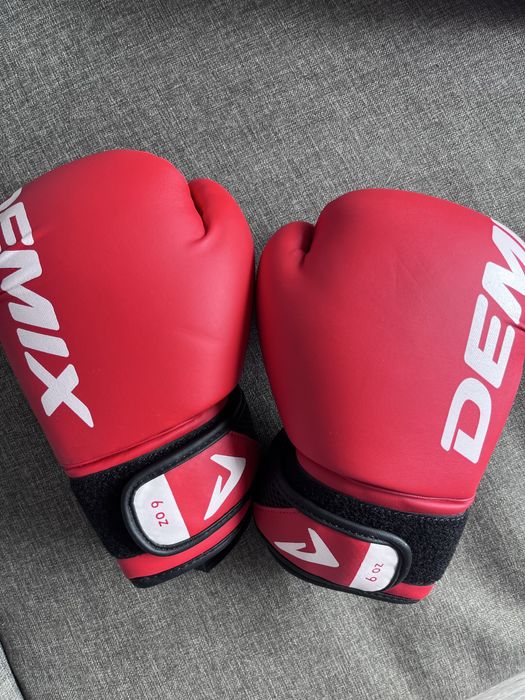 Продам детские боксерские перчатки, красные