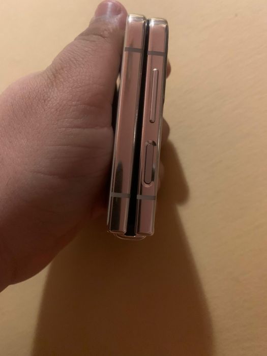 Samaung galaxy z flip 4