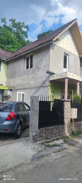 Vând casă familială