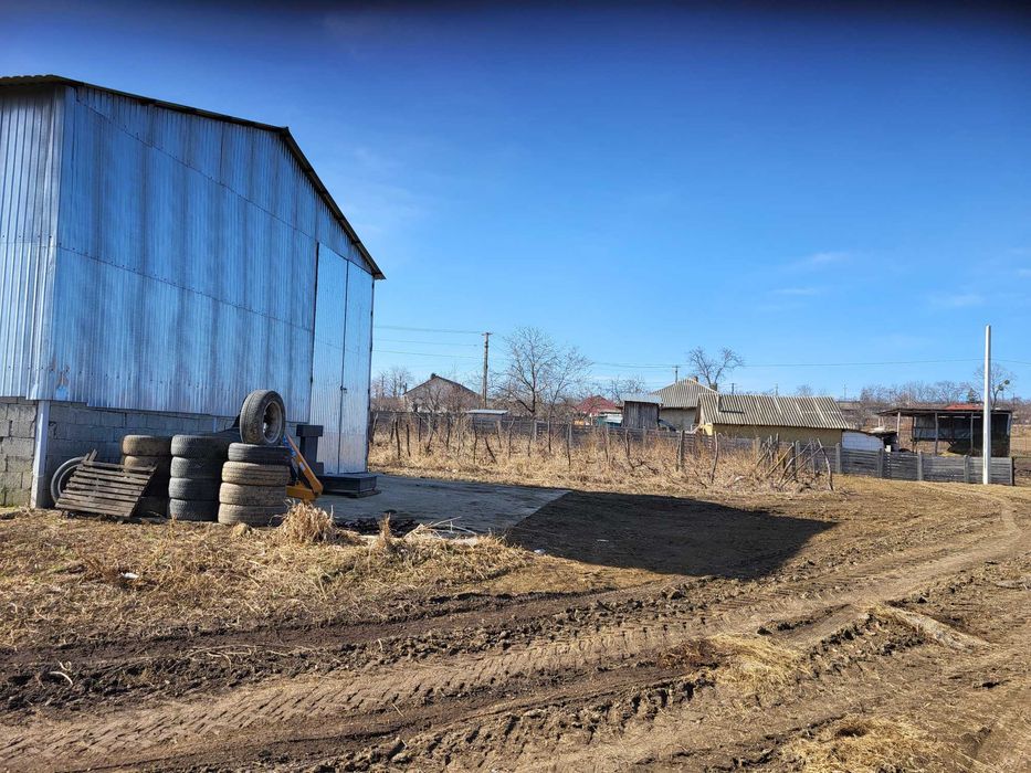 teren 5.582,00 m² hala metalica 180 mp, 300m DJ282D, 350m La Doi Pași