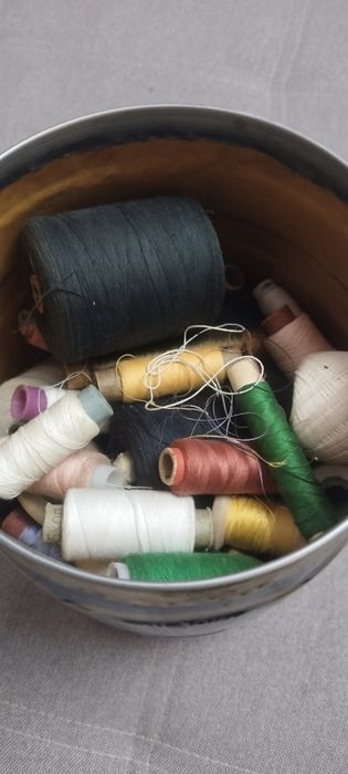 Нитки разные. Банка с нитками.