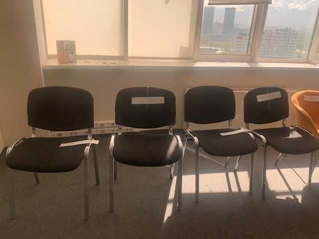 Стулья офисные, цвет черный