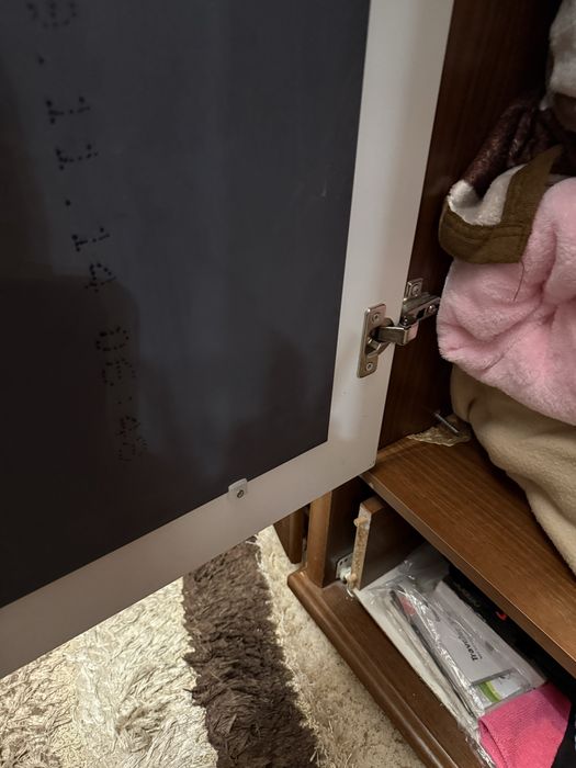 Шкаф продам вместительный и зеркало