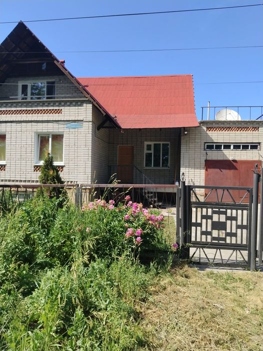 Продам двухэтажный особняк