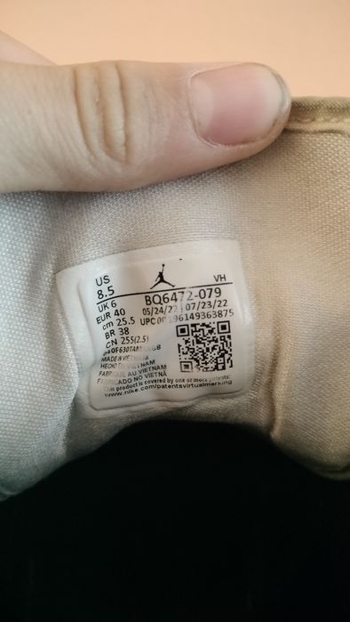 Jordan 1 mid roșu cu negru