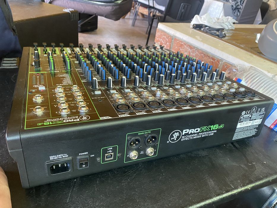 Se vinde mixer MACKIE