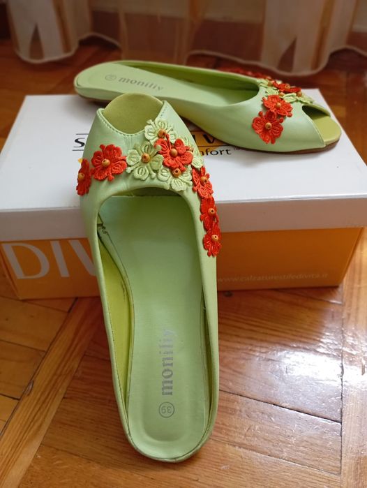 Женские шлепанцы красивые