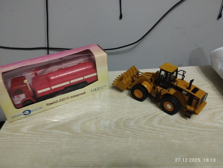 Масштабная модель КамАЗ-53213 м 1:43, погрузчик  фронтальный  CAT 980G
