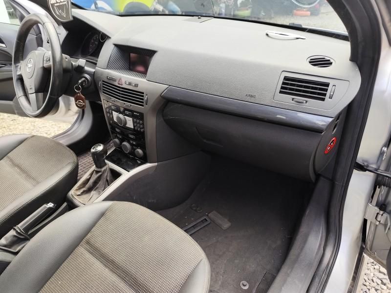 Carcasa filtru aer Opel Astra H GTC 1.8 i 140 cp 103 kw panoramic OPC