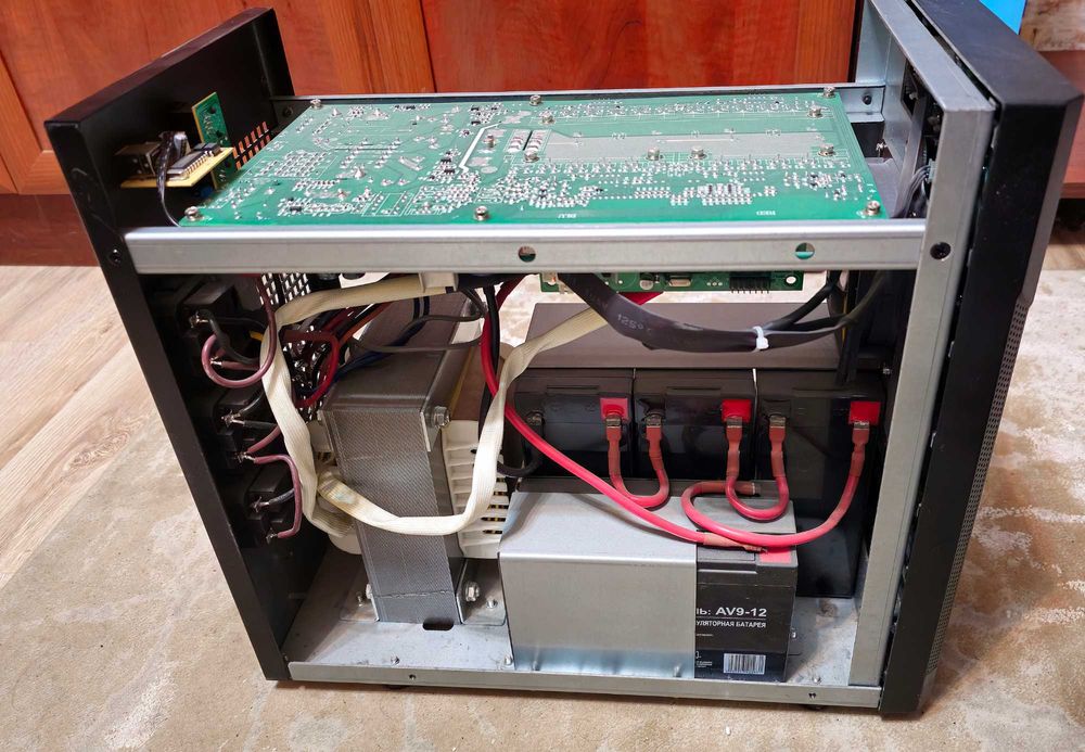 UPS SVC PTL-3K-LCD  2100Ватт