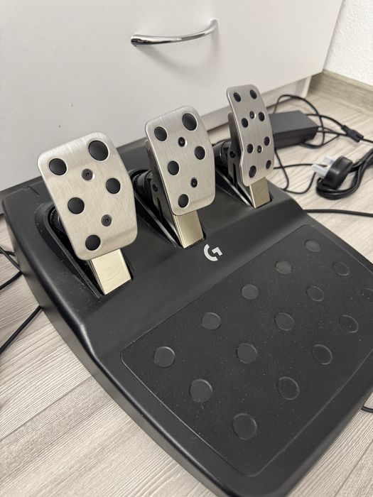 De  vânzare volan, pedale și schimbător Logitech pentru Ps4/Ps5