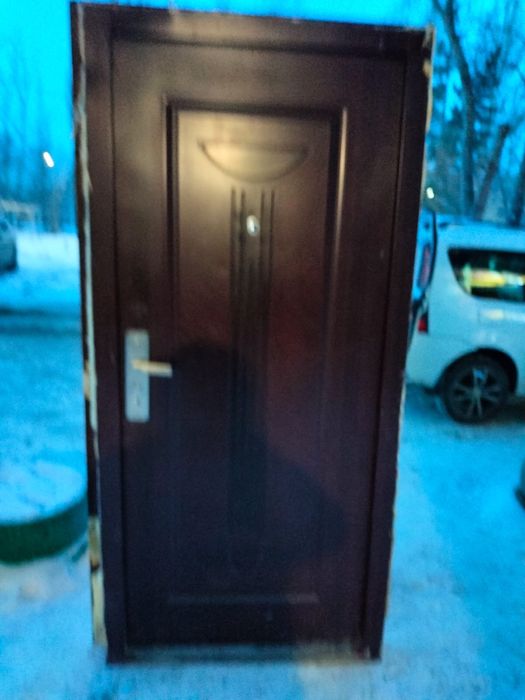 Продам входную железную дверь