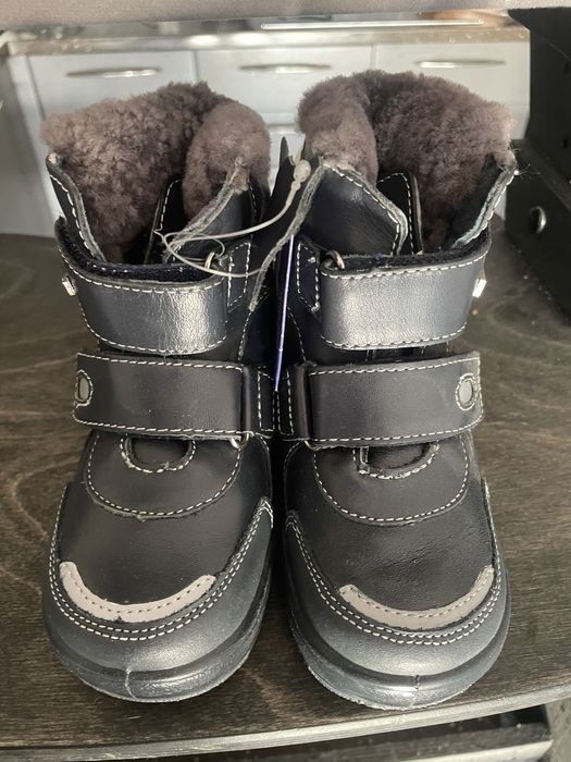 Продам новые зимние сапоги на малыша