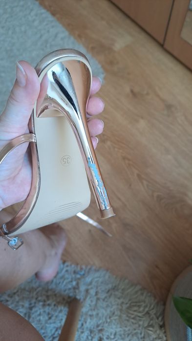 Сандали с ток златисти