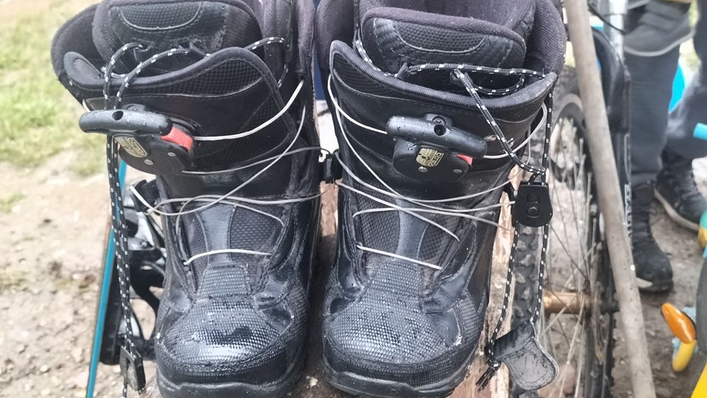 Vând placa snowboard head cu cască și ochelari