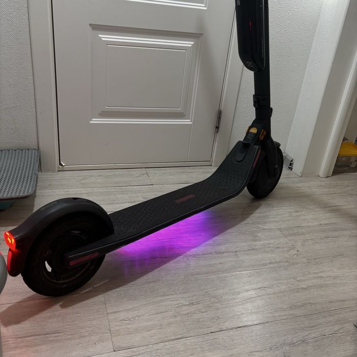 Продам электросамокат Ninebot KickScooter