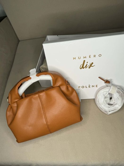 Нова дамска чанта Polène Numéro Neuf Mini
Моделът е изработен от висококачествена естествена кожа, която придава усещ
