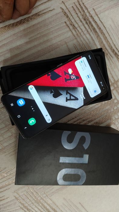 Продам смартфон Самсунг S10