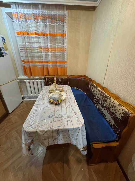 Угловой кухонный стол
