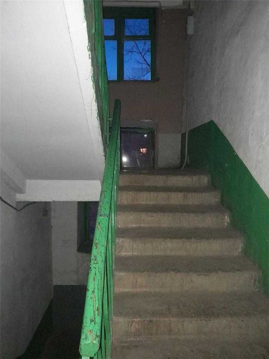 Продам 2комн студию возле Аян пассажа. 2эт.