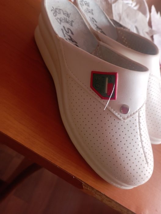 De vânzare saboți noi