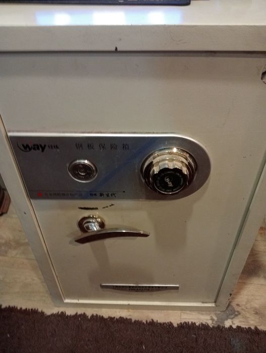 Продам сейф не новый