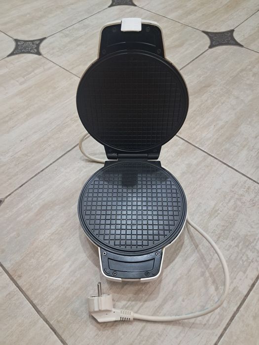 Вафельница Binatone продам.