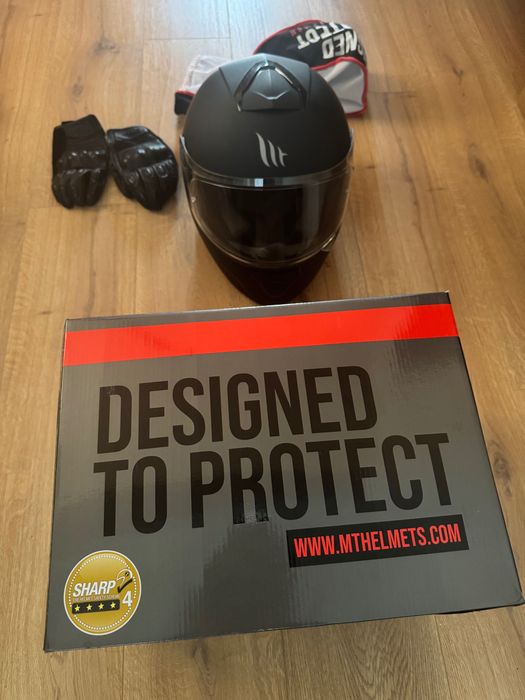 Продавам каска MT Helmets MT-FF102, full-face, матово черна.