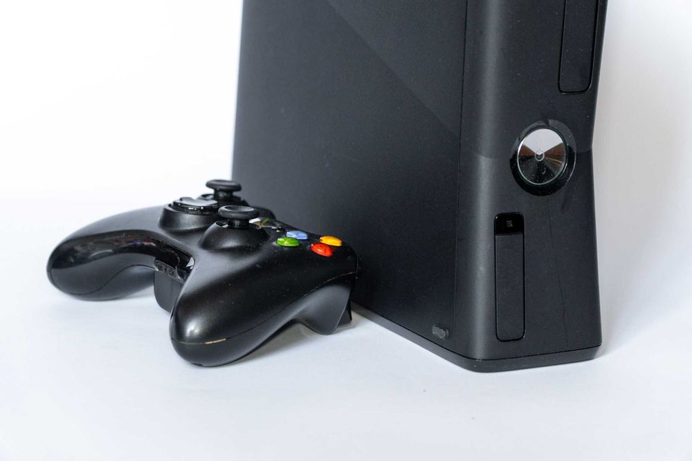 Продавам Xbox 360 S (Slim) 250GB Kinect, черен.