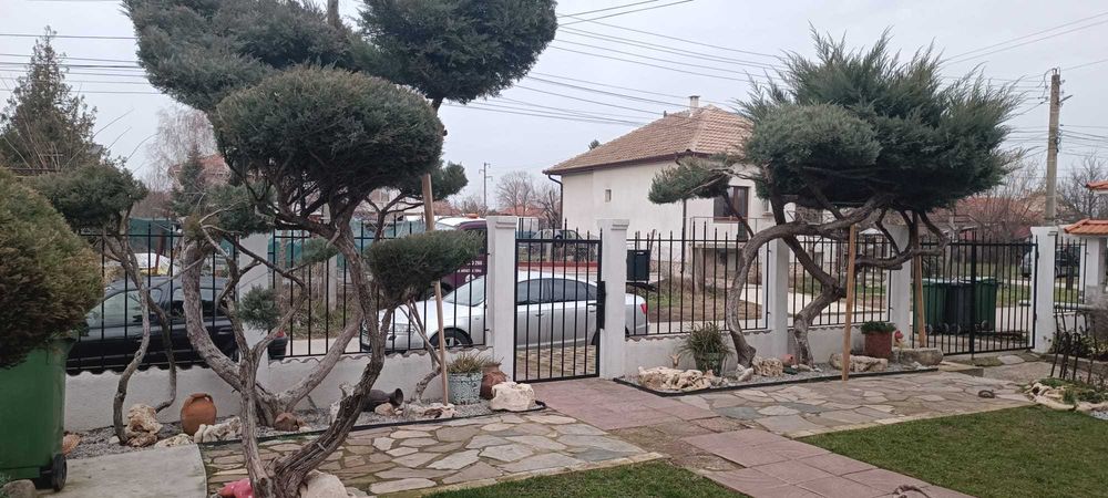 Собственик продава  масивна двуетажна къща с гараж в гр. Мартен