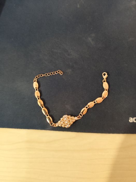 Златна гривна за китка нова