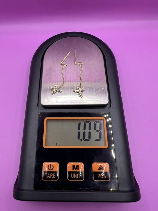 Продам золотые серьги - гвоздики.