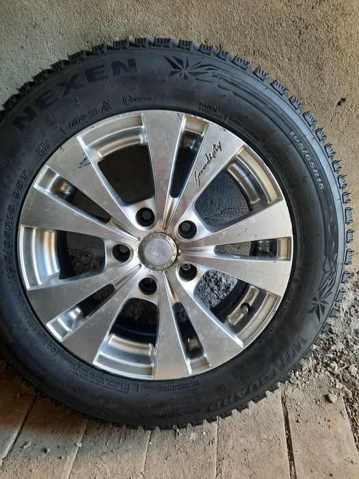 Продам комплект зимней резины с дисками.