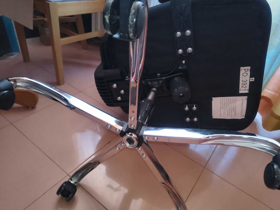 Широк и удобен офис стол  с товароносимост 200 кг