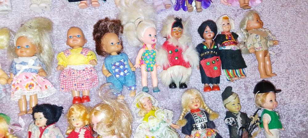 84 de păpușele preț 300 lei s-au 10 lei bucata