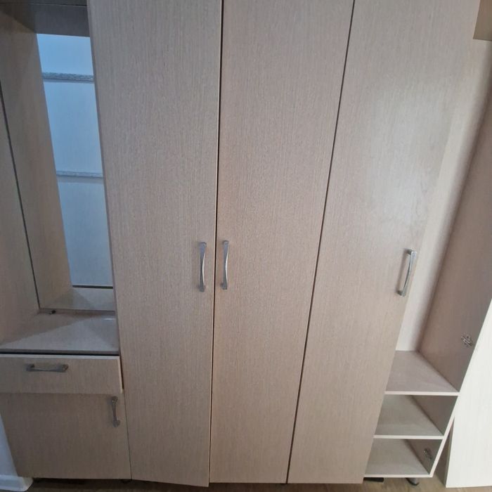 Продам прихожий шкаф