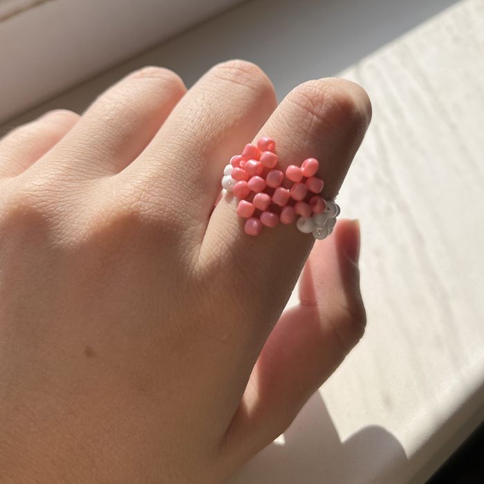 Милое кольцо сердце из чешского бисера