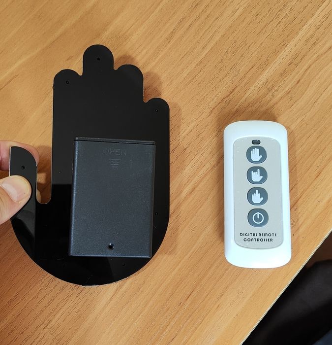 Светодиодный знак на заднее лобовое стекло автомобиля с пультом.