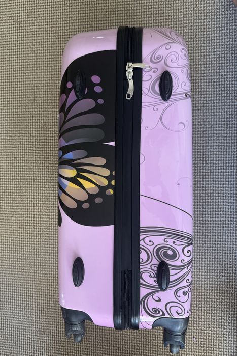 Твърд куфар, среден размер с колелца 68х45х27 без колелца 60х42х27