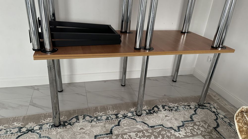 Стол для гостей, обеденный стол