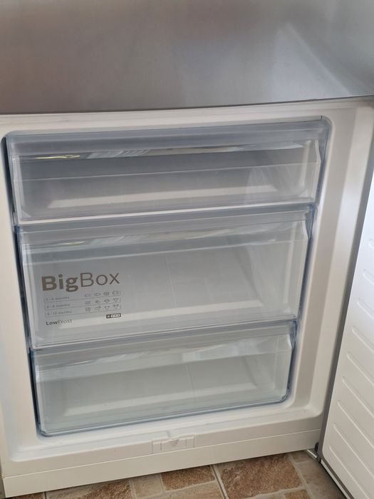 Vând combina frigorifica Bosch