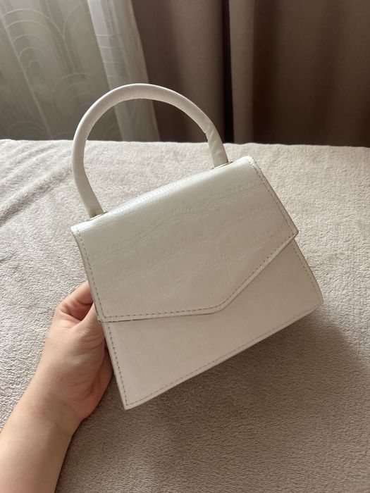 Стилна бяла чанта с регулируема се дръжка