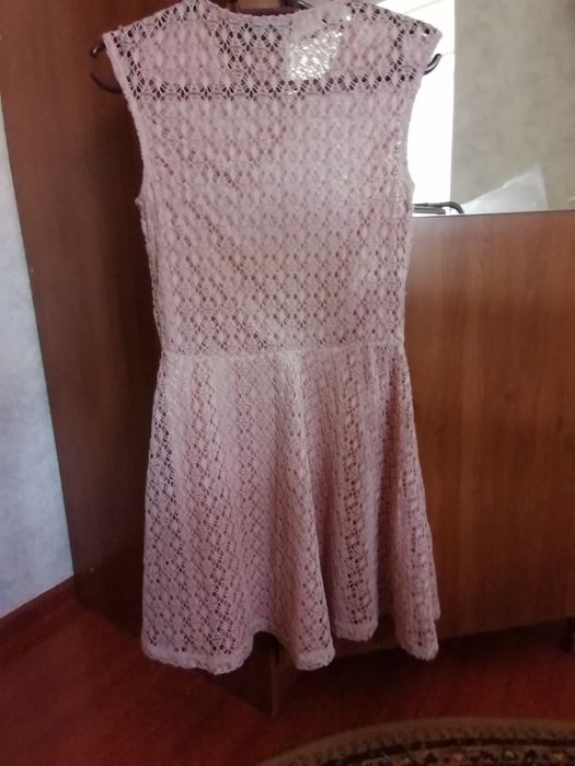 Продам платье бежевое